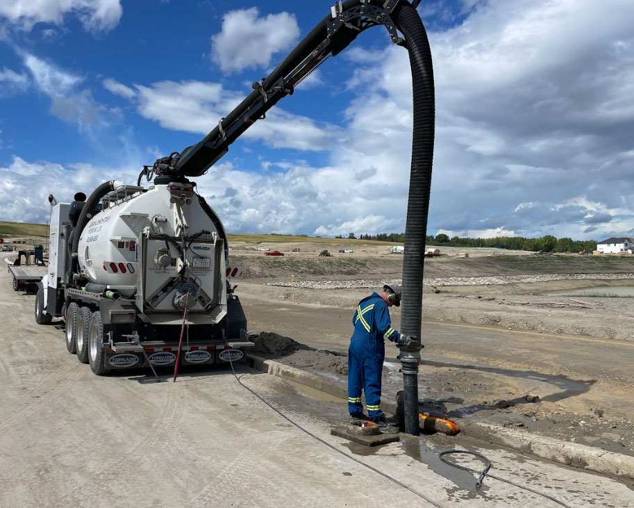 Blasting water into the service site.